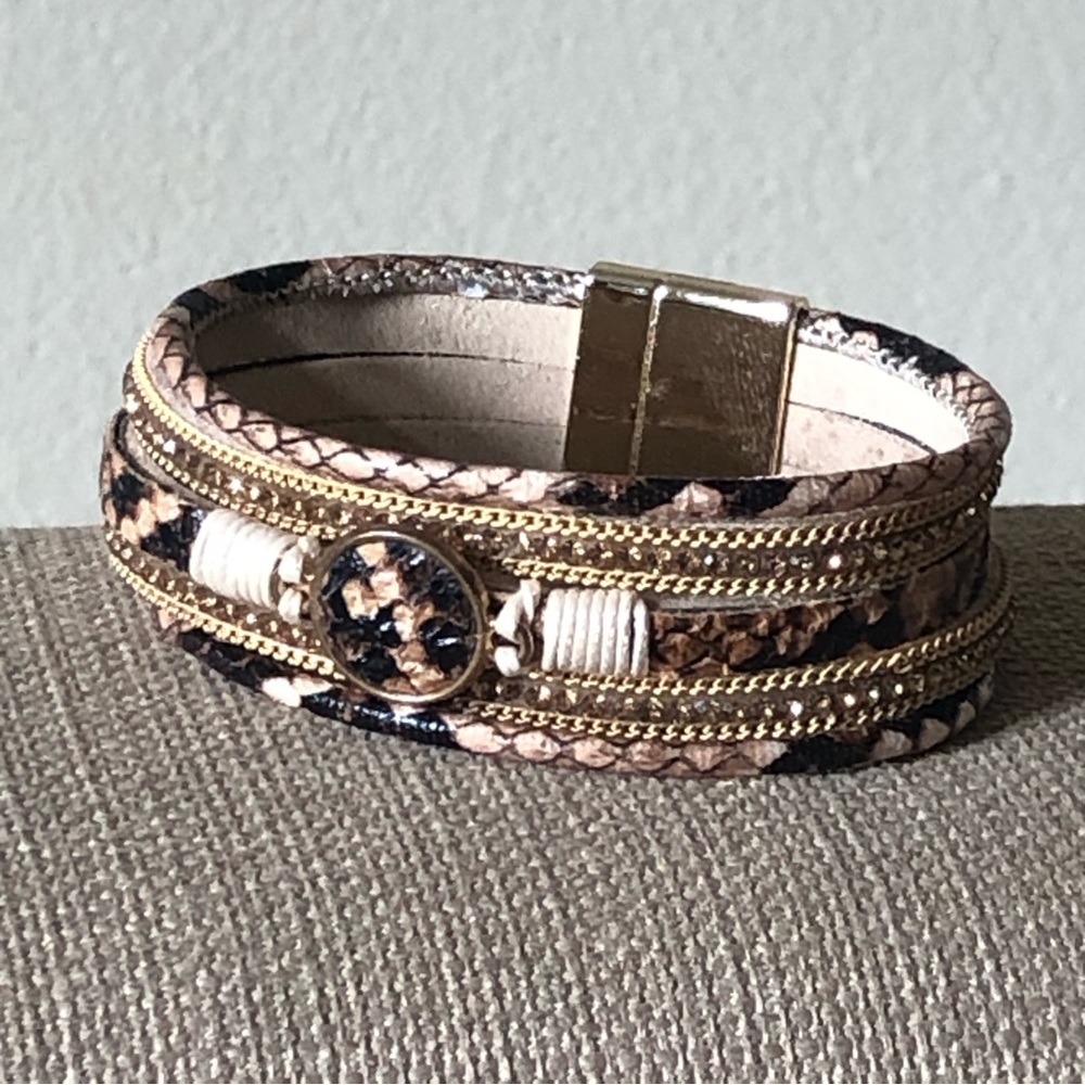 Multi strand magnetic button bracelet